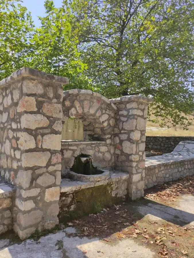 i pigi stin tserni omvriakis domokou