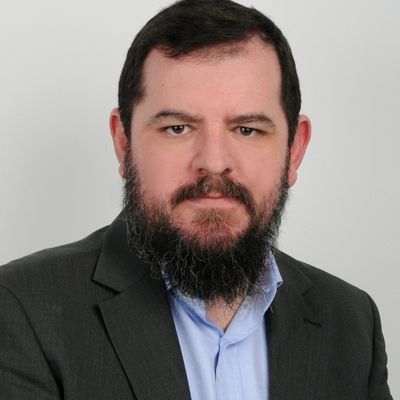 Portrait of accountwave accounting firm owner giving a positive review about Bluemind SEO & Ai SEO website development and lead generation services services